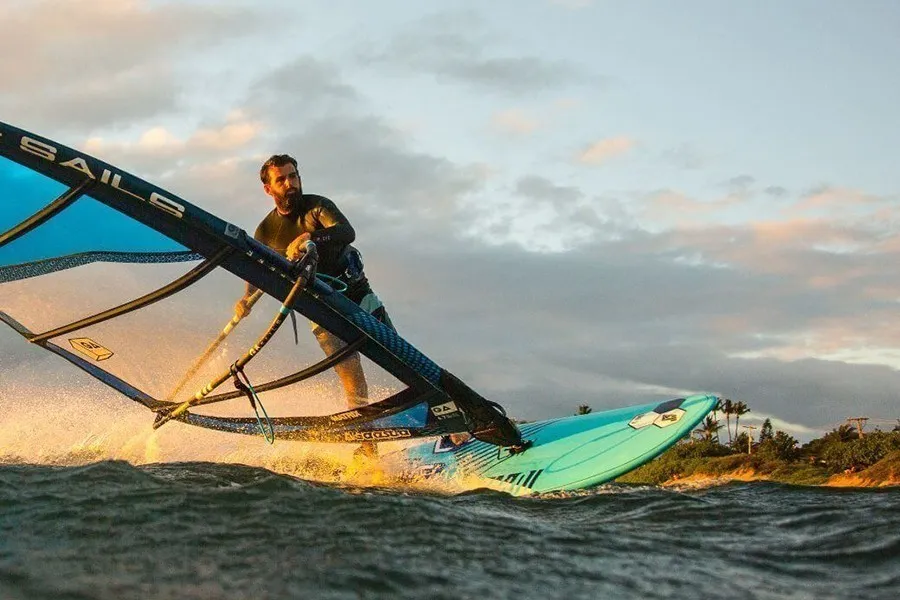 Mann am Windsurfen auf einem Tabou Rocket 2019